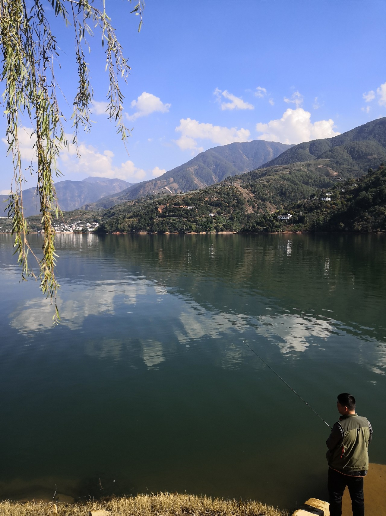 梅子姐这次选了没有打窝的钓位，渔获究竟如何呢