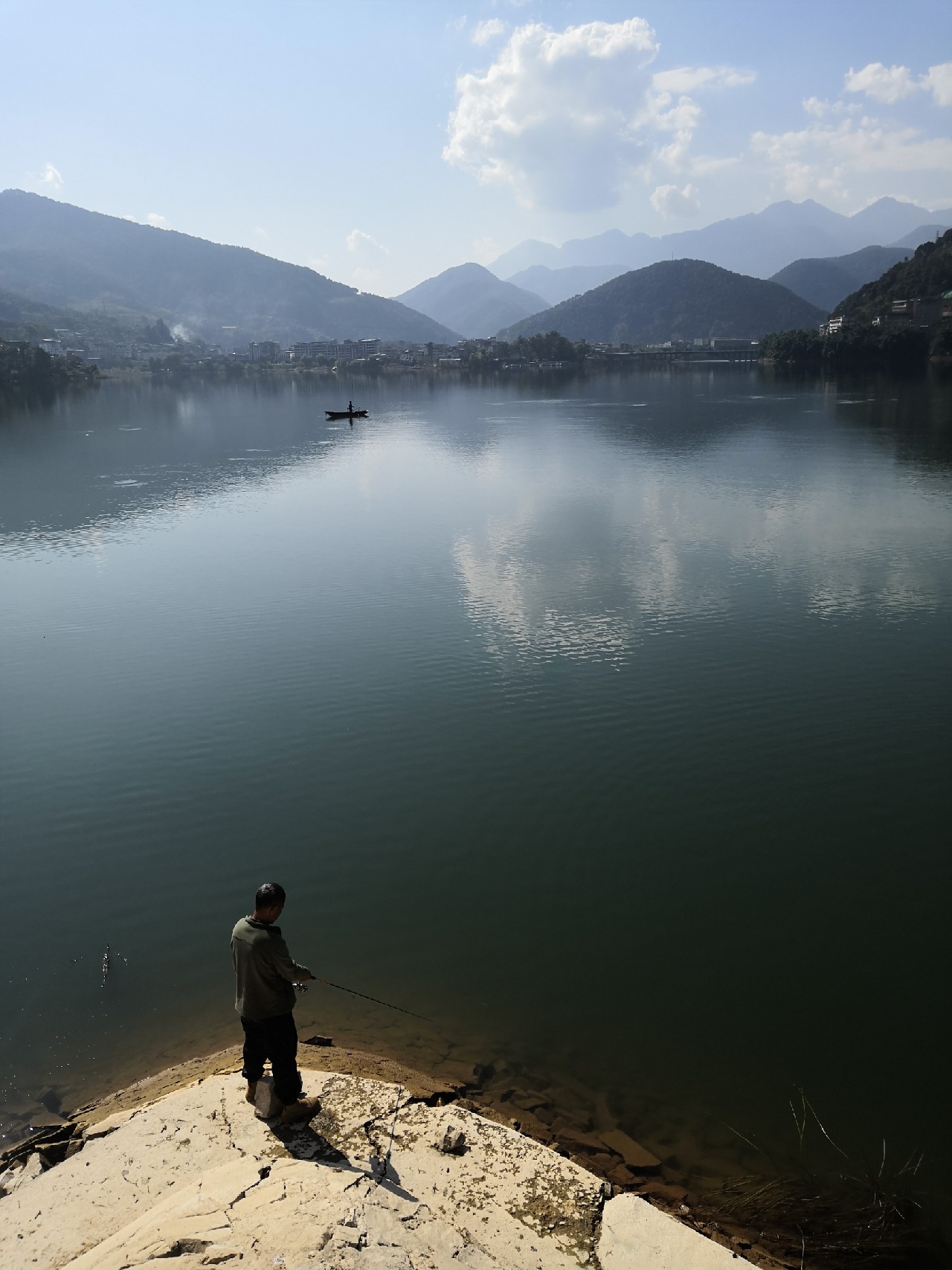 梅子姐这次选了没有打窝的钓位，渔获究竟如何呢