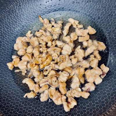 剔出来的羊肥膘别浪费,熬个羊油辣子喝汤拌面美滋滋