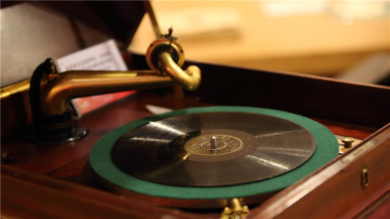 黑胶唱片持续回潮，薄薄的碟片缘何让人们念念不忘？