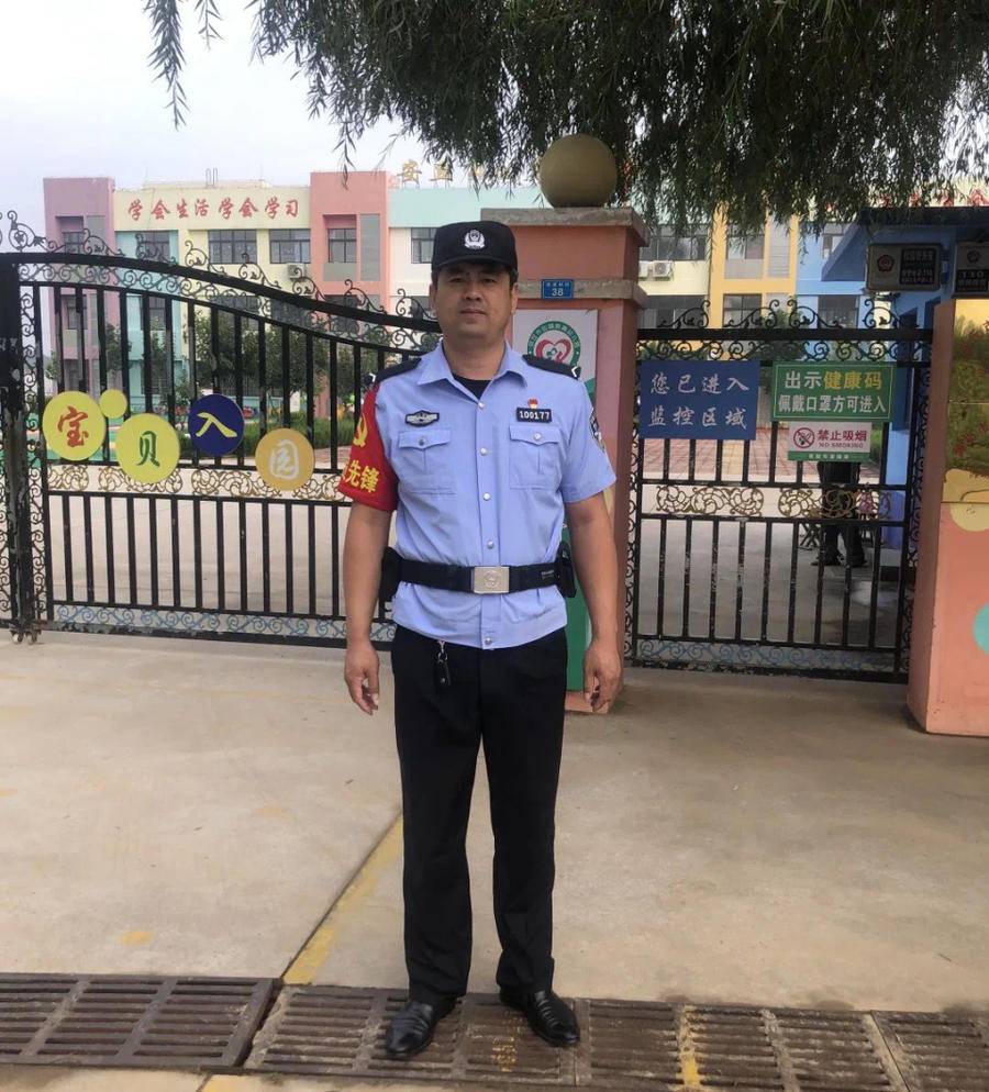 掌骨断了,嫌疑人也没脱出他的手