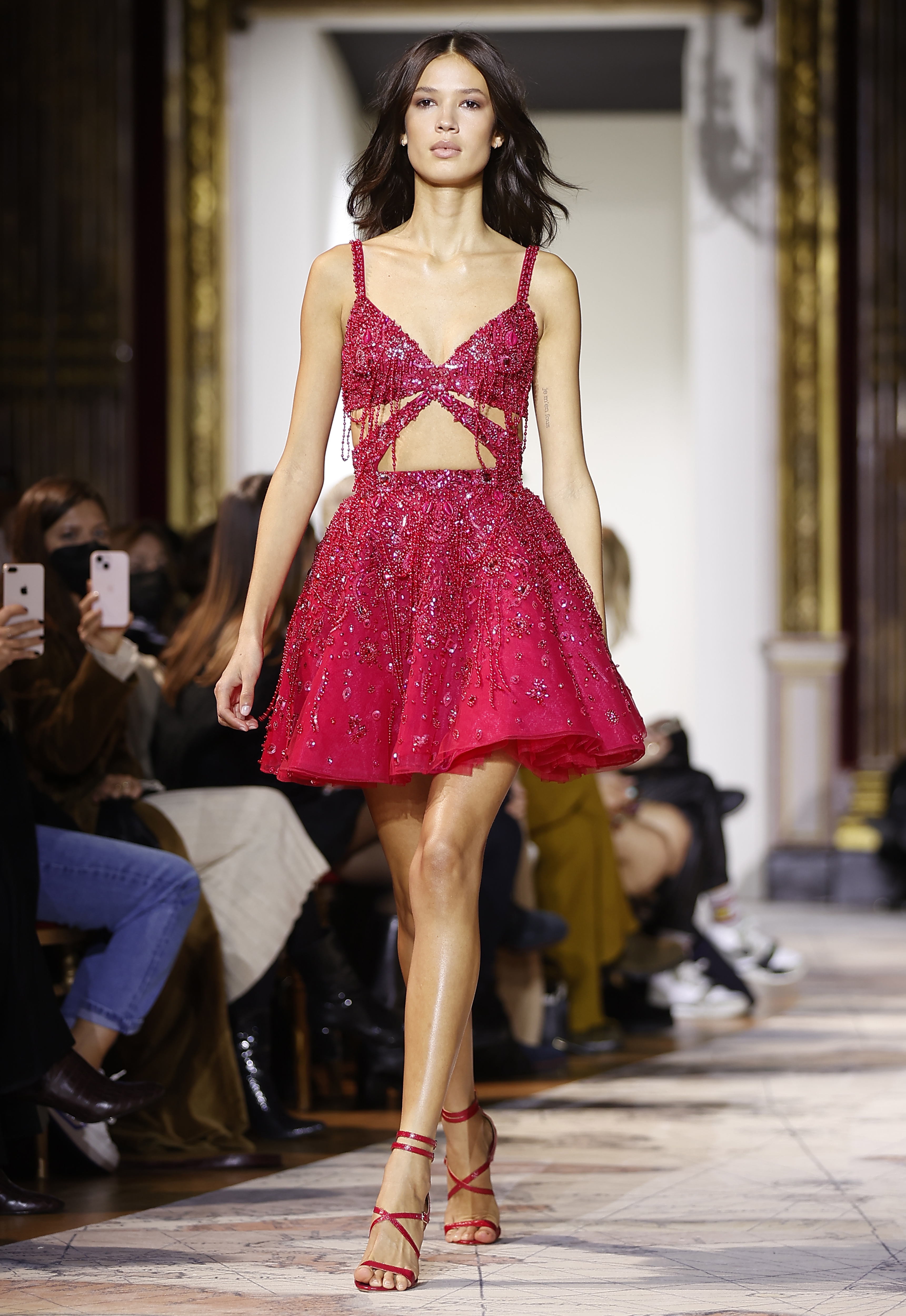 巴黎时装周jisoo服装全球首穿,巴黎高定时装周2024