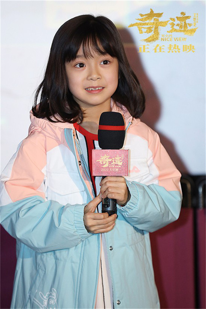 易烊千玺新闻联播领唱,易烊千玺长津湖发布会搞笑