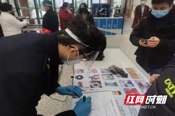火眼金睛安检员,春节坚守岗位守护旅客回家路