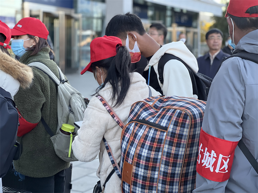 “出去务工3个月，保底收入20000元”，昨天这批工人登上了希望的列车