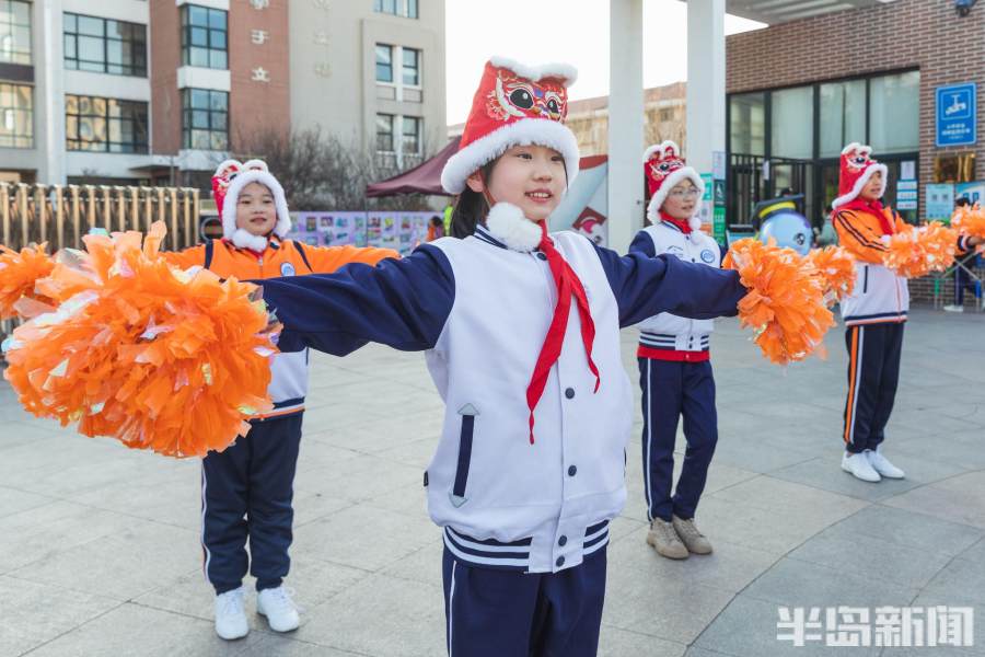 冰墩墩迎新生,冰墩墩迎开学