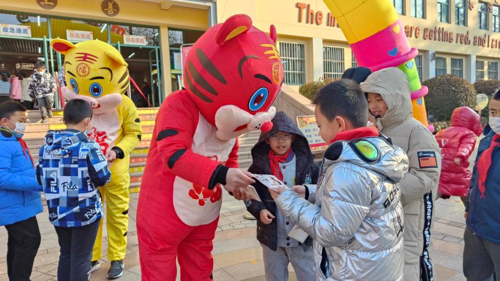 冰墩墩迎新生,冰墩墩迎开学