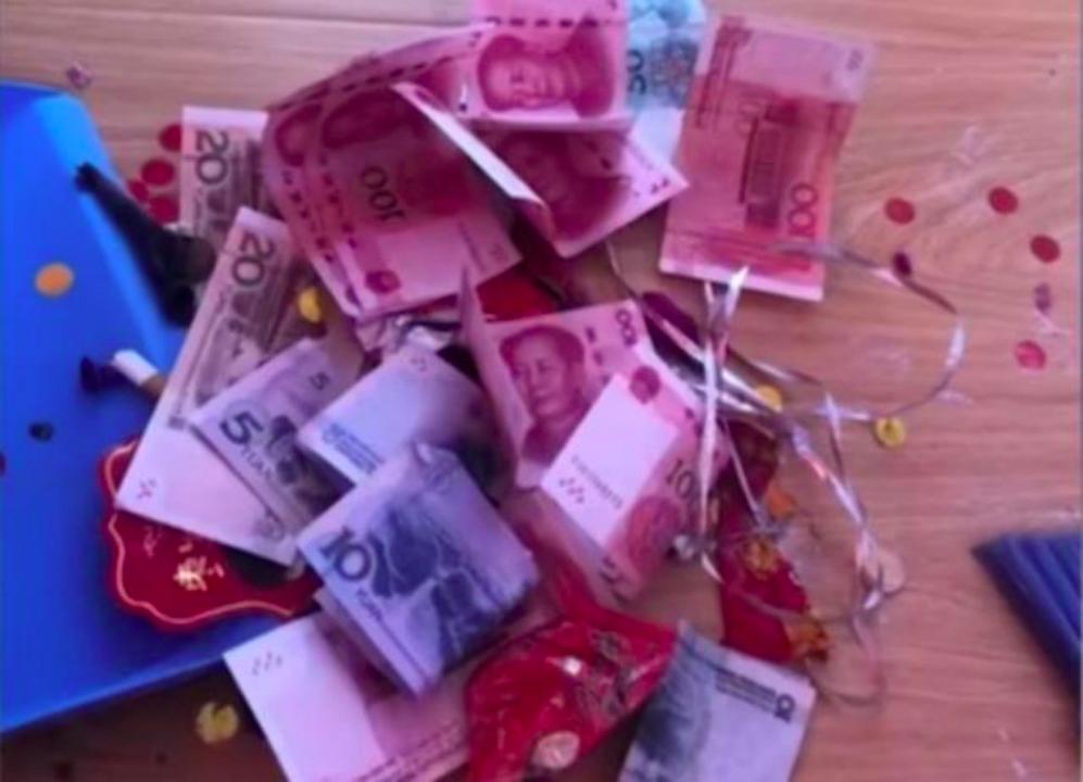 女子第一天被婆婆叫起床扫地,女子婚后第二天被婆婆喊扫地