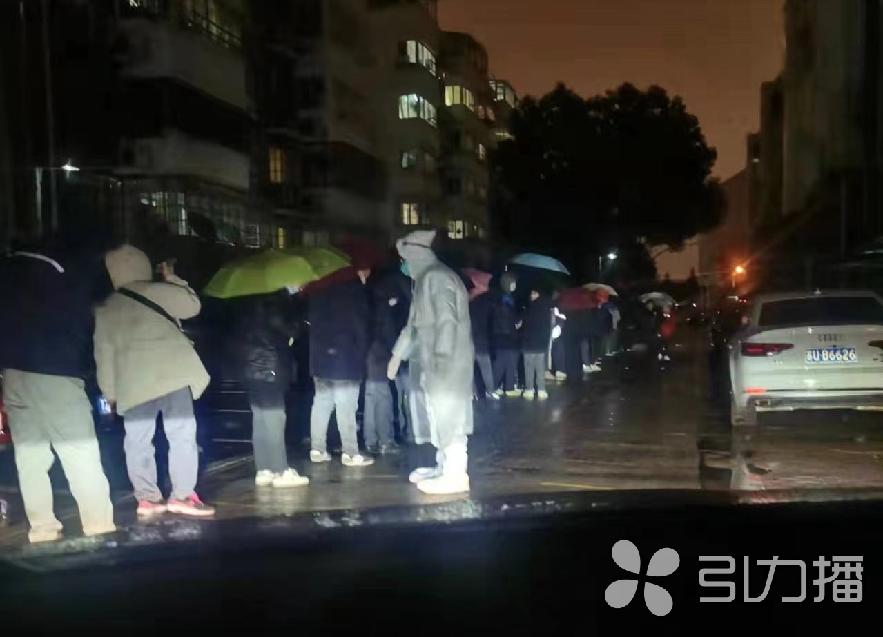 看到那背影，发现儿子长大了