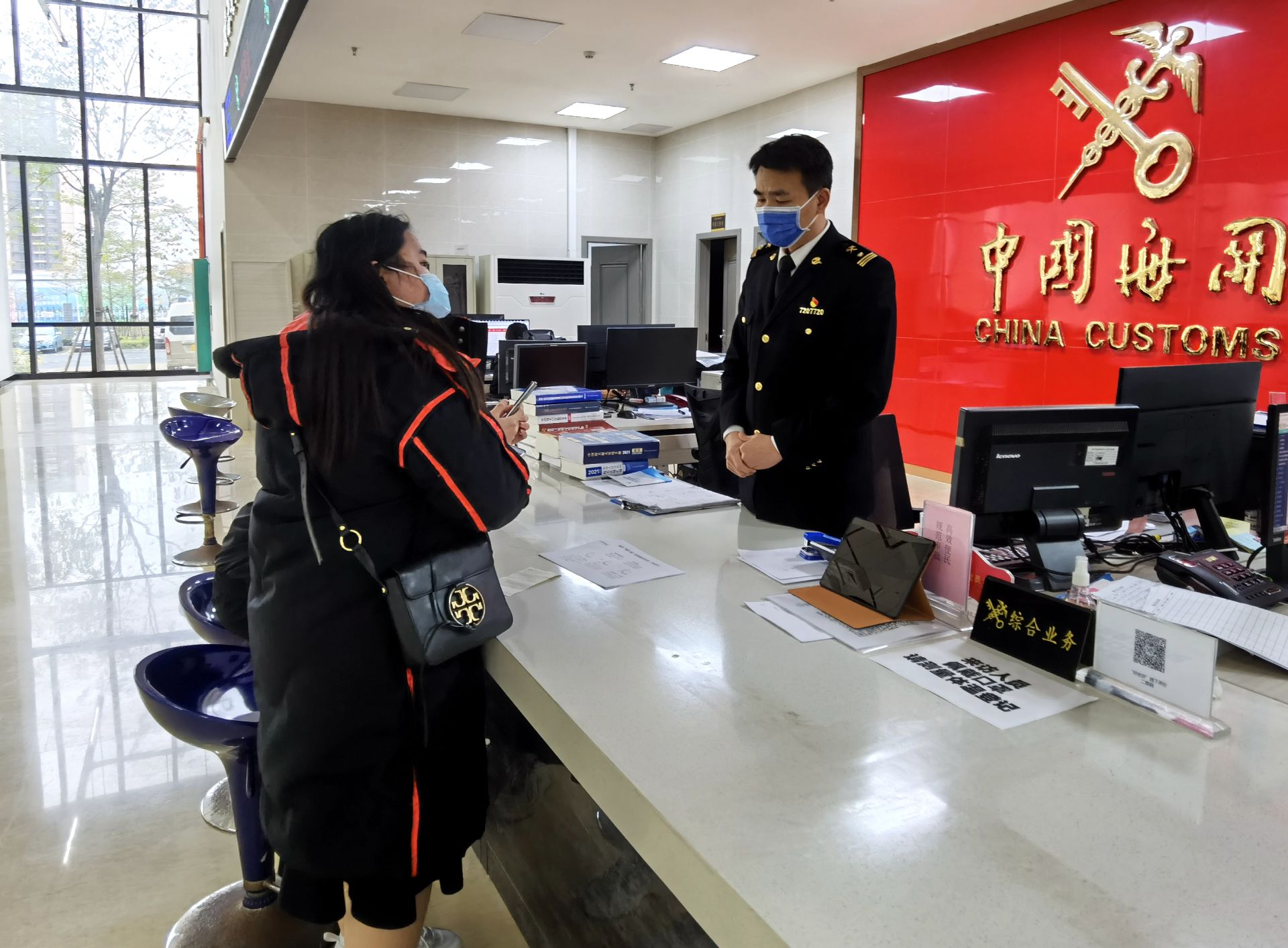 国际邮件上门收,国际邮件已缴税还需要自己去取吗