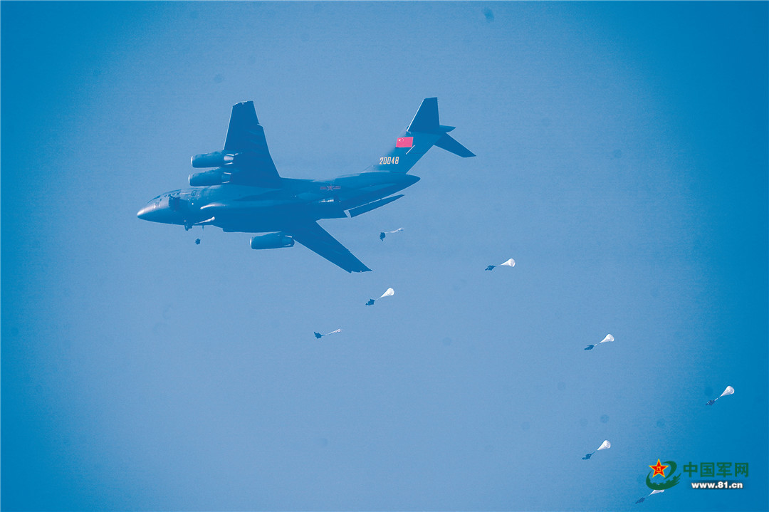 空降兵某旅多兵种协同跨昼夜对抗,空降兵乘运-20跨昼夜集群伞降