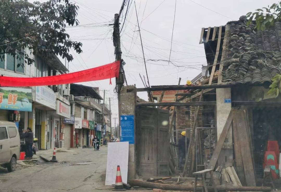 彭州居民拆掉半间临街铺面让给市政道路“鹅颈项”变双向两车道