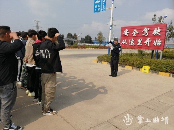 交警大队开展交通安全法律宣传,交警大队开展交通安全宣传进驾校