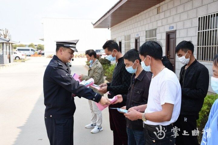 交警大队开展交通安全法律宣传,交警大队开展交通安全宣传进驾校