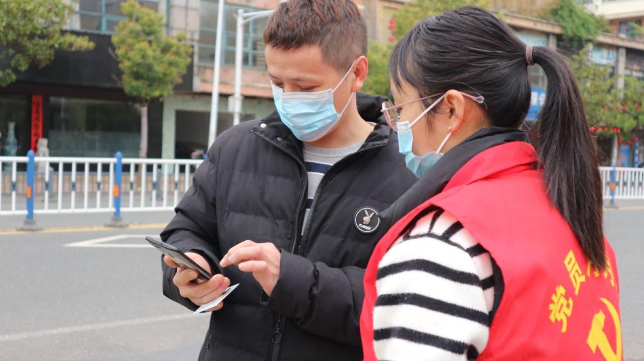 赛湖农场：*党**旗在一线飘扬*党**员在一线闪光