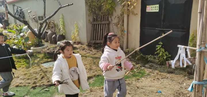 当班级里来了两只鸡……这群孩子不仅孵了蛋，赚了钱，还进行了生命教育