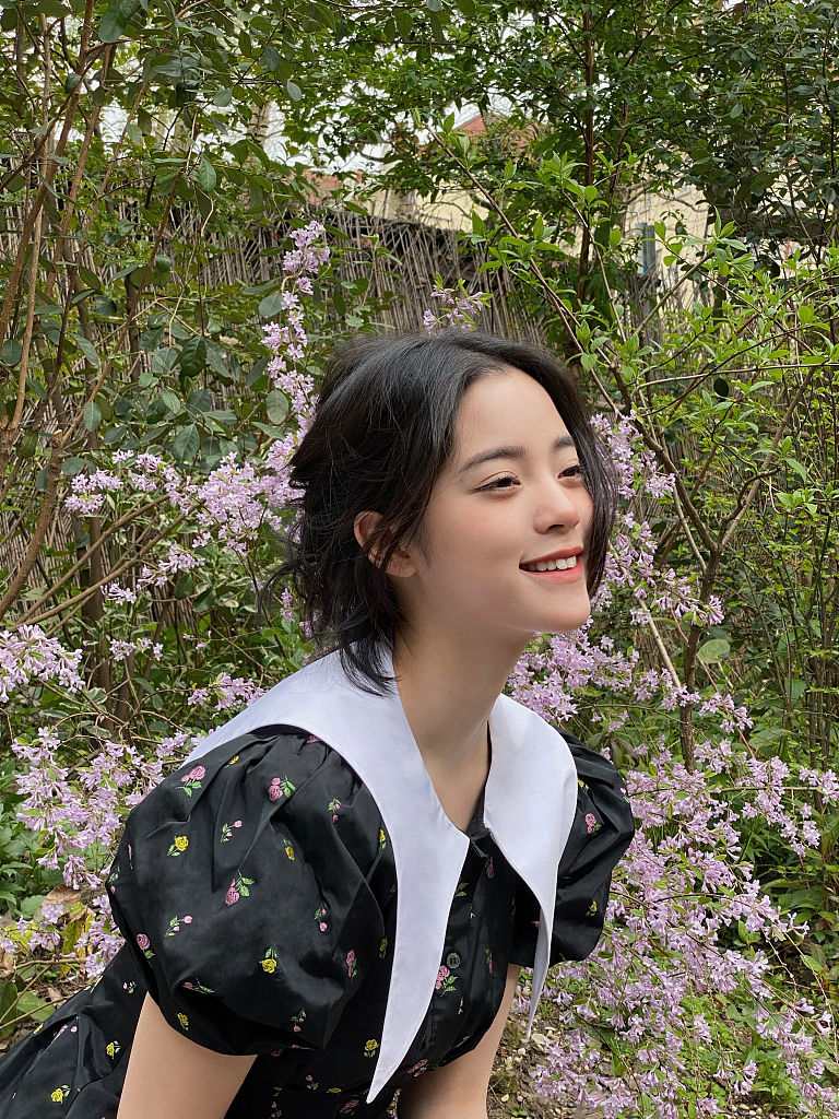 欧阳娜娜头像ins高级质感,欧阳娜娜穿碎花吊带晒阳光自拍