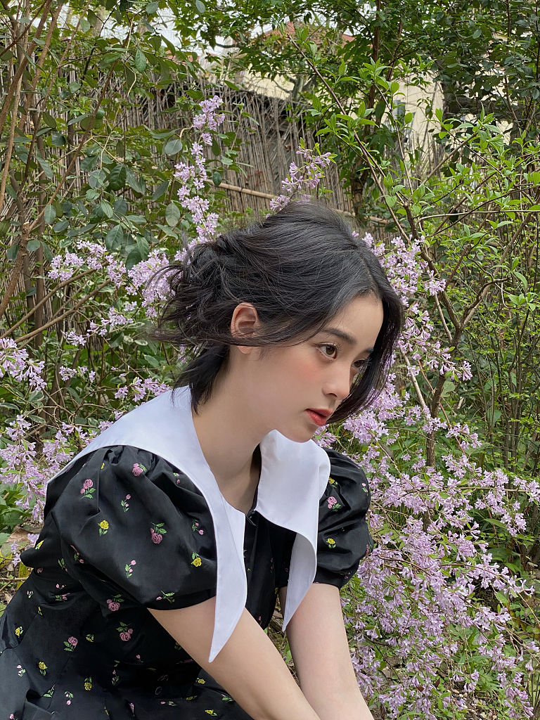 欧阳娜娜头像ins高级质感,欧阳娜娜穿碎花吊带晒阳光自拍