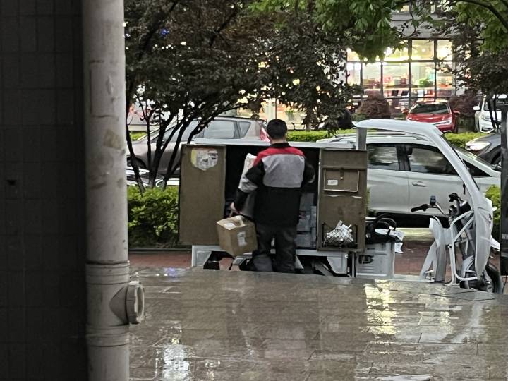 慢下来的快递｜结束隔离重返岗位，小哥裹着一身消毒水味穿街过巷