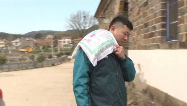 一个人感动一座城一种爱“薪火相传”——红安永河支局叶河邮路投递员熊刚先进事迹被多家媒体宣传报道