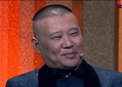 街头理发师打扫卫生,印度街头疯狂理发师