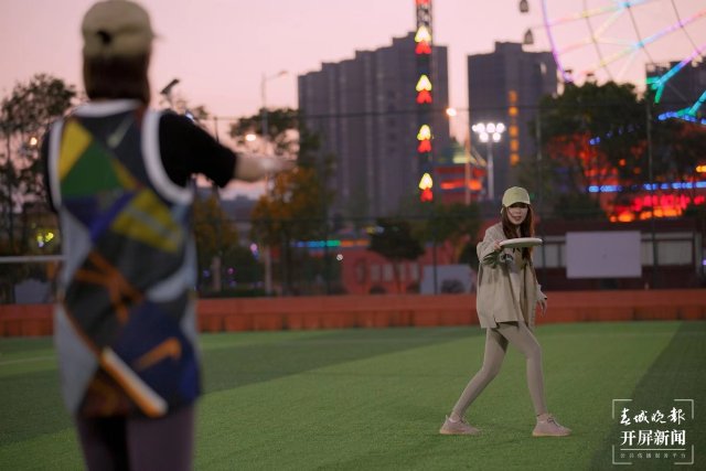 飞盘运动逐渐成为新的潮流,飞盘足球橄榄球