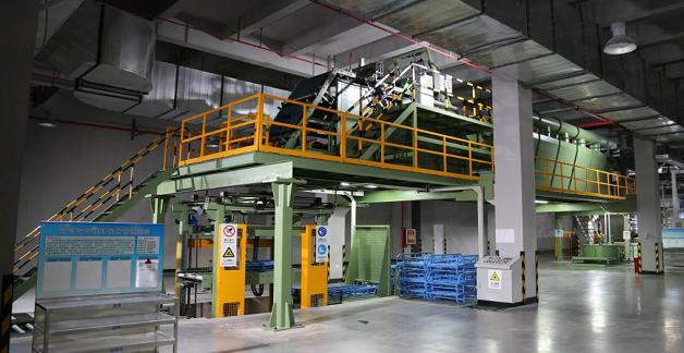 智能车间外观,智能工厂生产车间大屏