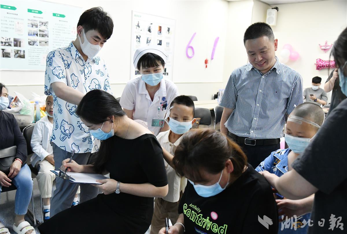 利川9岁男童“种”出新耳朵！儿童节前，他向武汉医护送上“暖心祝福”