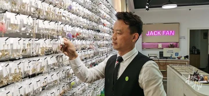 原价300的t恤40元,原价300多的耳环