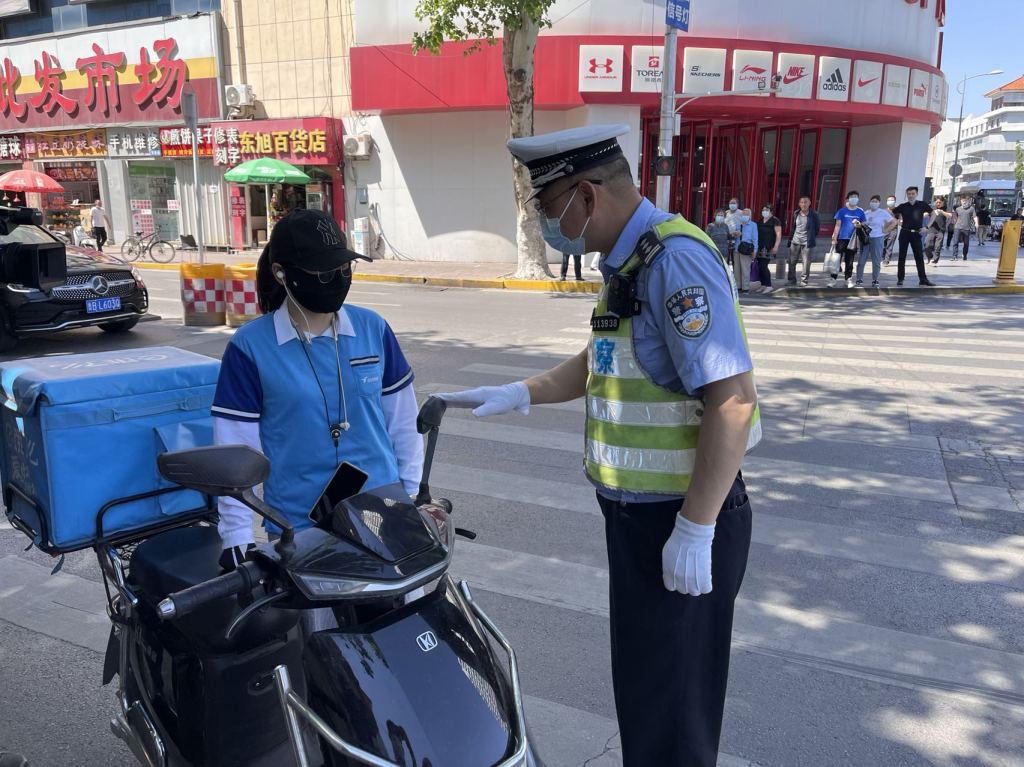 闯红灯不戴头盔还不讲理,闯红绿灯没戴安全帽