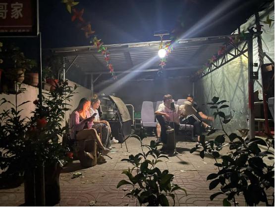 “拉面哥”这一年：失意者聚集“光明顶”，掏腰包给村里老人买保险，推广农产品卖货直播亏5万