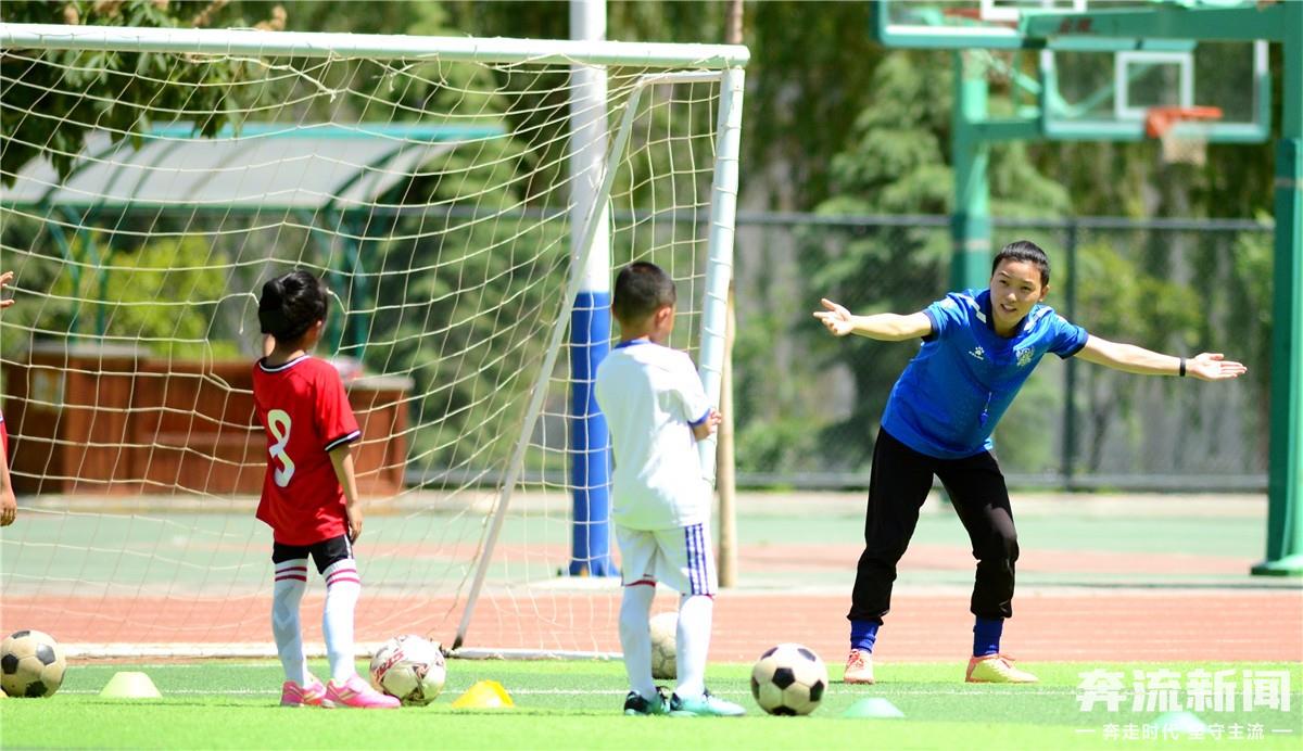 活力四射的足球儿童,乐享双减阳光体育趣味赛