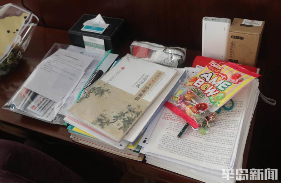 青岛一六旬母亲坐轮椅送考,一位母亲送准考证的感人片段