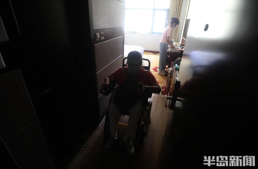 青岛一六旬母亲坐轮椅送考,一位母亲送准考证的感人片段