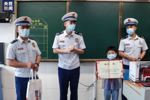 男孩冷静报警救下30只狗,男子三年前捡回一只小狗