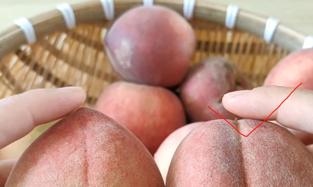 买桃子怎么样选才能让桃子不裂口,买桃子需要注意哪些