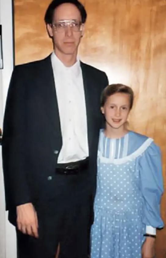 *伦乱**+恋童!他娶了80多个老婆,性侵多名未成年少女,连继母都不放过……