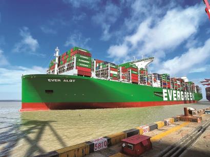 上海洋山港集装箱码头靠泊查询,中国40万吨集装箱巨轮