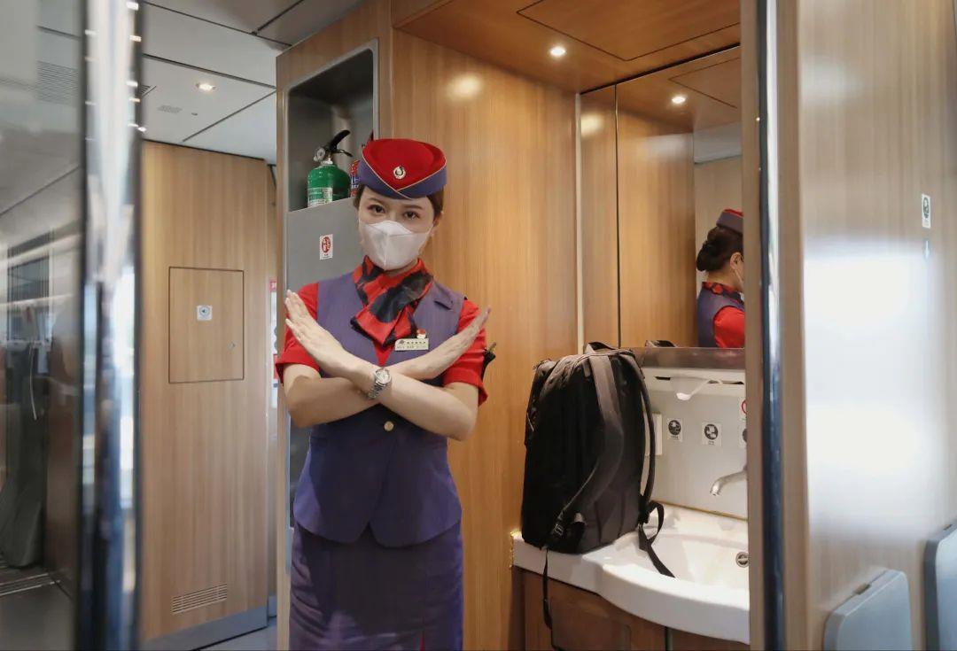 高铁列车上的一些常用功能,高铁列车控制器是啥样的