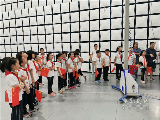 水果湖二小三（1）中队雏鹰小队赴湖北省计量院开展近视防控计量科普活动