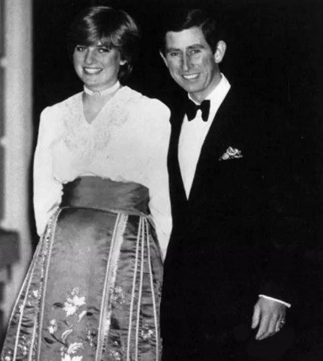 迪奥有没有承认借鉴中国马面裙,迪奥与中国马面裙的对比