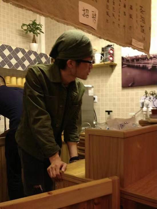 她卖烤猪蹄一天能卖到2万块，杭州夜宵天花板“啦喜街”的深夜在发生什么