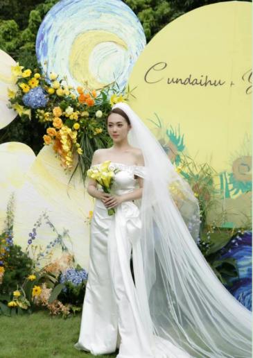 店铺老板回家结婚条幅,老板结婚邻居拉横幅