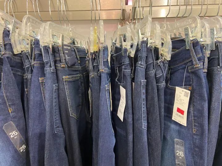 服装清仓甩卖，灭火器15元、半人模特100元也一起卖！这家服装大牌多地关店，问题出在哪？
