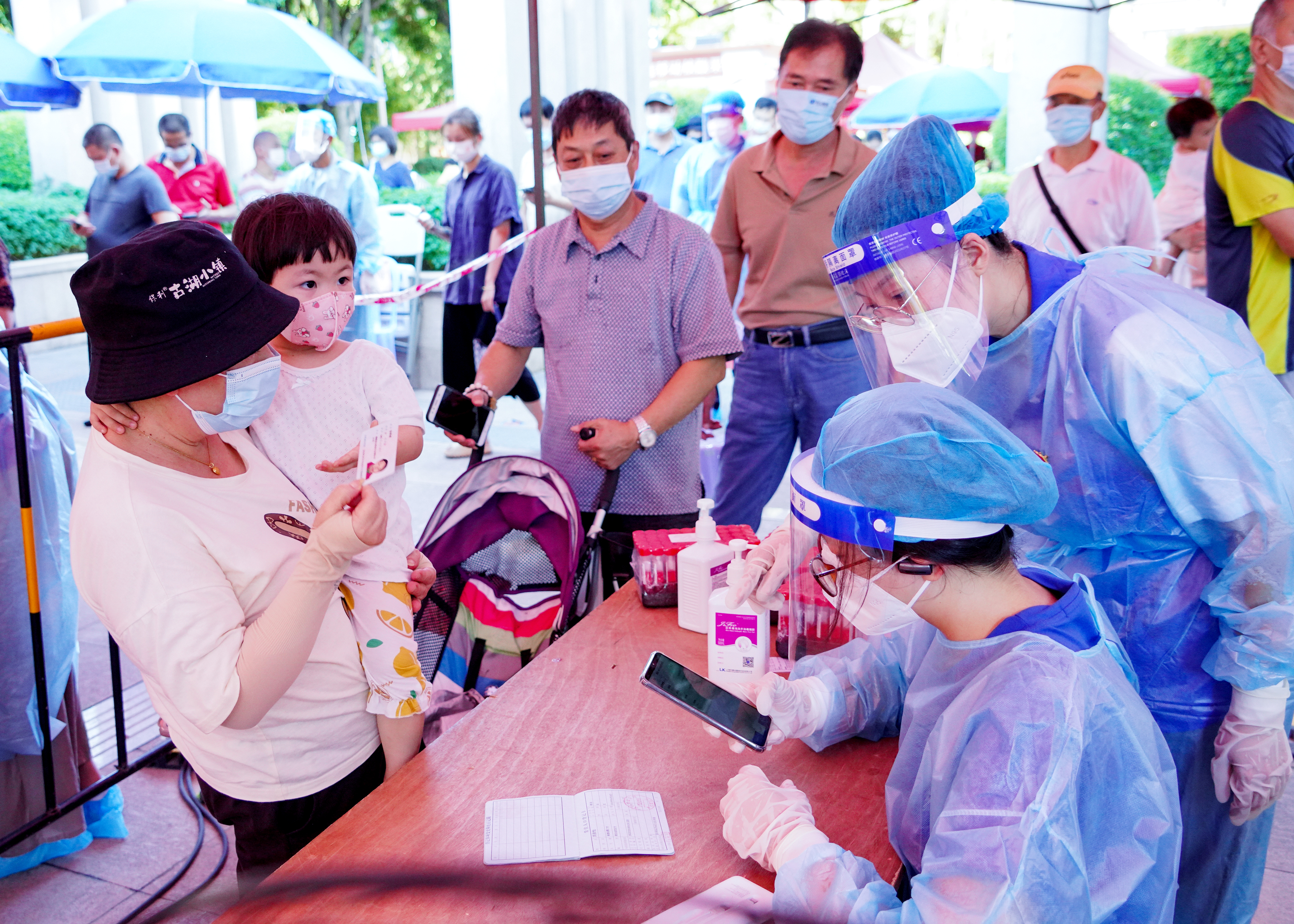 一抹志愿红温暖抗疫路,厦门抗击疫情志愿者