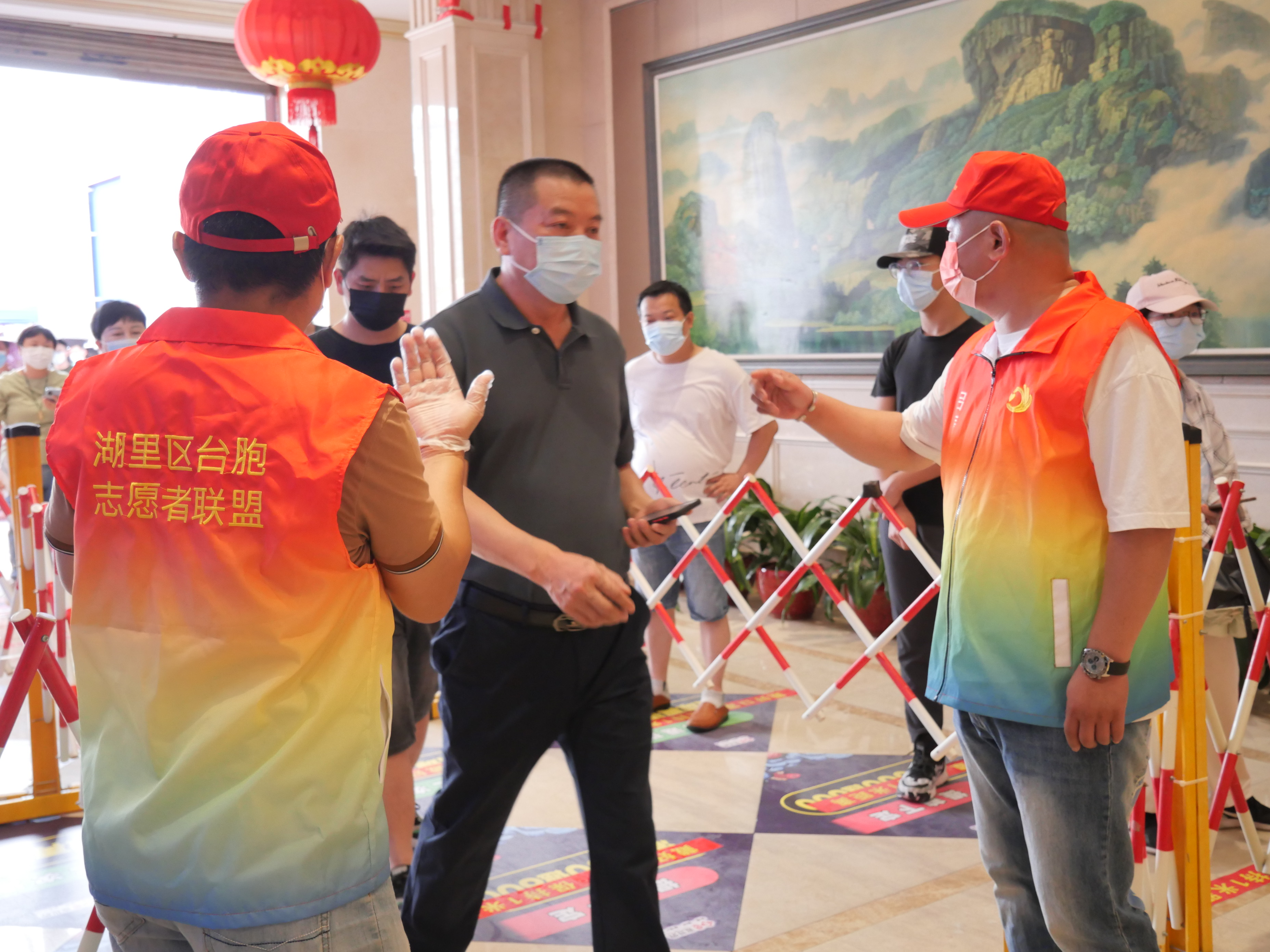 一抹志愿红温暖抗疫路,厦门抗击疫情志愿者