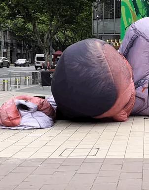 淮海路闪现“巨型充气人偶”！有人吓哭，有人被迷住！谁还没有看过TA？