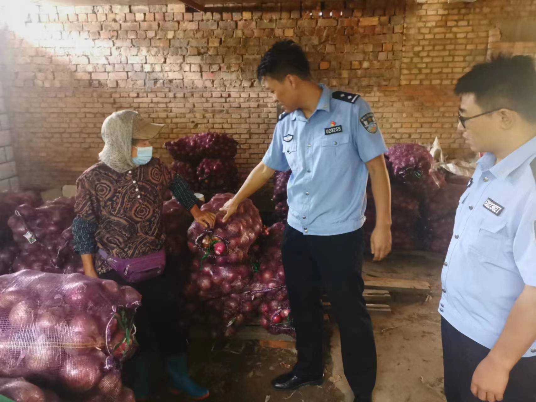 帮助农民推销滞销洋葱5万余斤民警化身“推销小能手”