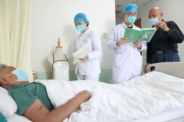 医护守护900小时救回重症患者,医护人员为患者健康保驾护航