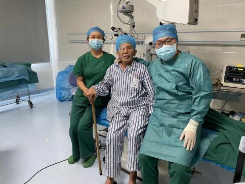 “开不走的火车”携光而来让200名白内障患者告别“雾里看花”